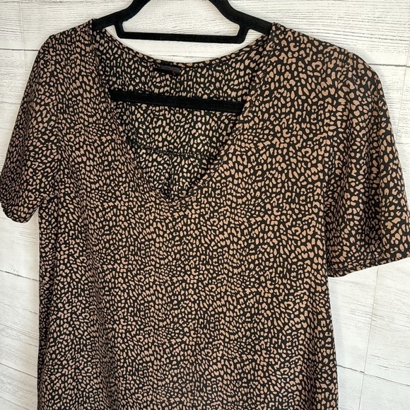 I Joah V-Neck Cheetah Print Blouse | SIZE S - Picture 3 of 6